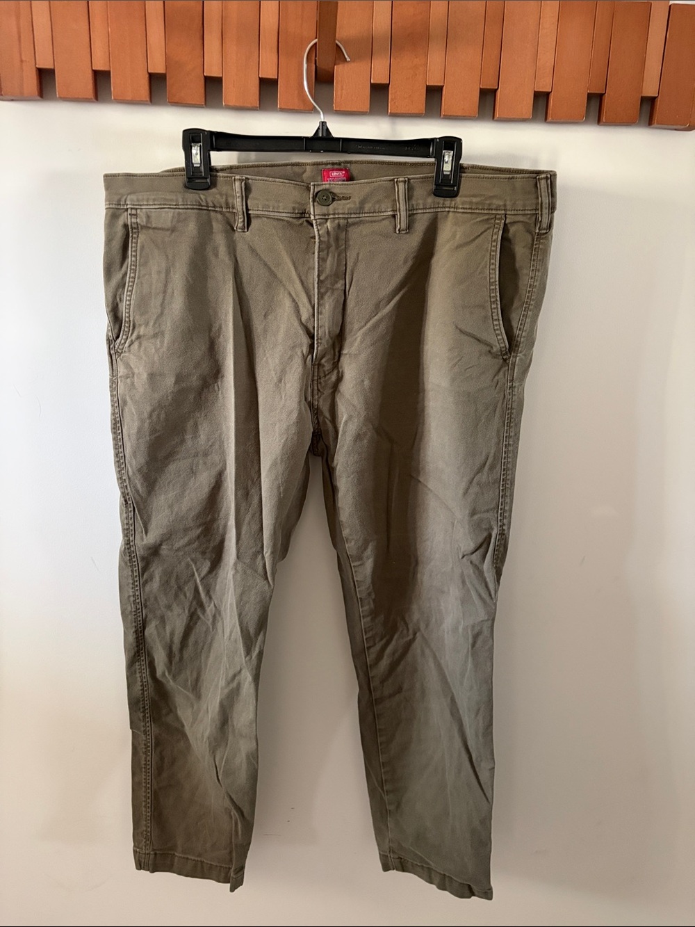 Levi's Olive Chino Pants - Classic Casual Style